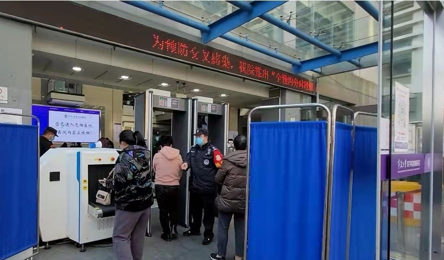 建設(shè)智能化安防系統(tǒng)平臺，配齊測溫金屬安檢門有序安檢