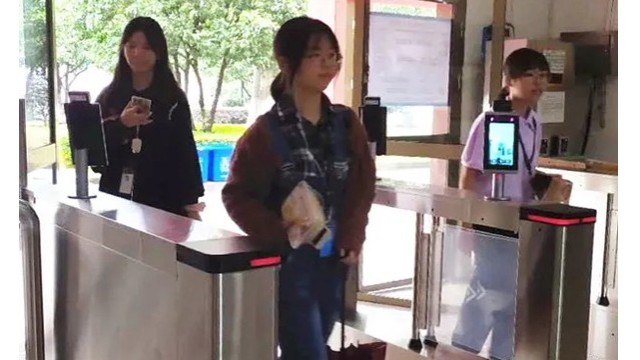 人臉識別測溫門禁一體機