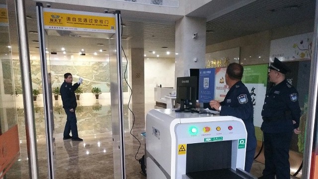 帶戰(zhàn)友送的"紀念品"過法院安檢門,為何被拘留?