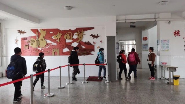 校門口裝智能安檢門查手機，這事你怎么看？