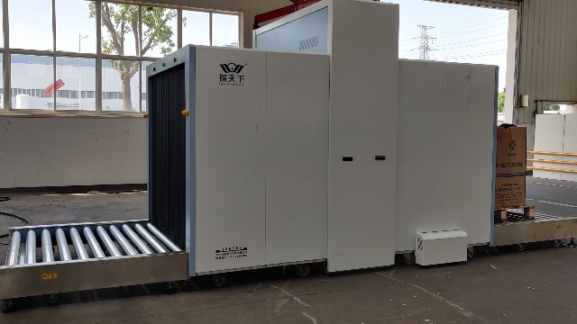 男子上演荒唐事：圖省事竟連人帶包鉆進(jìn)車(chē)站安檢機(jī)