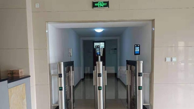 人臉識(shí)別測(cè)溫門(mén)禁