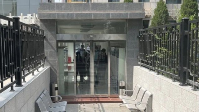 人民法院智慧安檢通道規(guī)范安全檢查、強(qiáng)化安保工作、保障訴訟安全